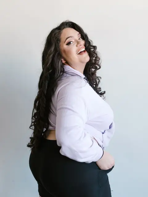 Kobieta w rozmiarze plus size w eleganckiej stylizacji dziennej